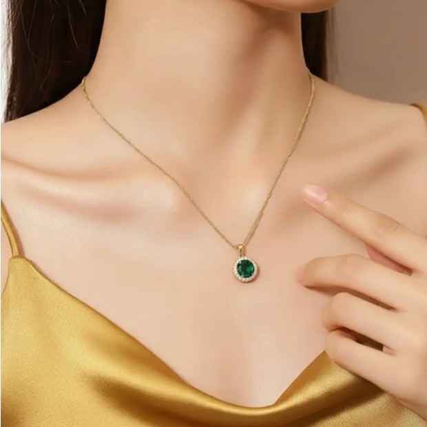 Artimas 14K aukso smaragdo žiedo vėrinio vaizdas, pabrėžiantis preciziškai išpjautą AAAAA cirkoniją ir aukštos blizgesio 14K auksu dengto rėmelio apdailą.