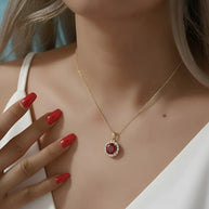 Artimas 14K aukso rubino halo vėrinio vaizdas, pabrėžiantis preciziškai išpjautą rubino AAAAA cirkoniją ir aukštos blizgesio 14K auksu dengto rėmelio apdailą.