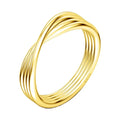 Minimalistinis 14K auksu padengtas susukto mazgo derinamas žiedas baltame fone.