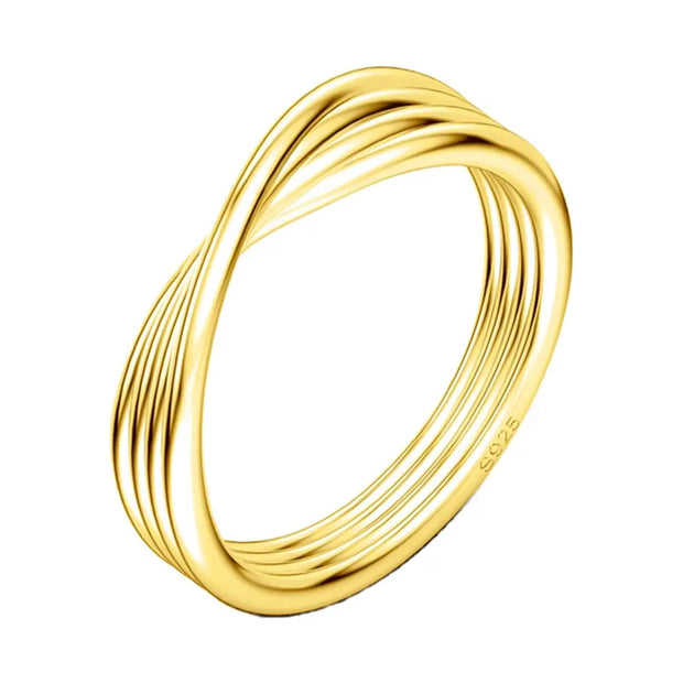 Minimalistinis 14K auksu dengtas susuktos mazgo sluoksniuojamas žiedas ant balto fono.