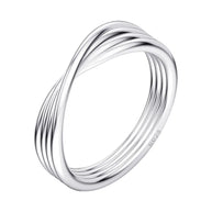 Minimalistinis 925 sidabro susuktos mazgo sluoksniuotas žiedas su rodžio danga ant balto.