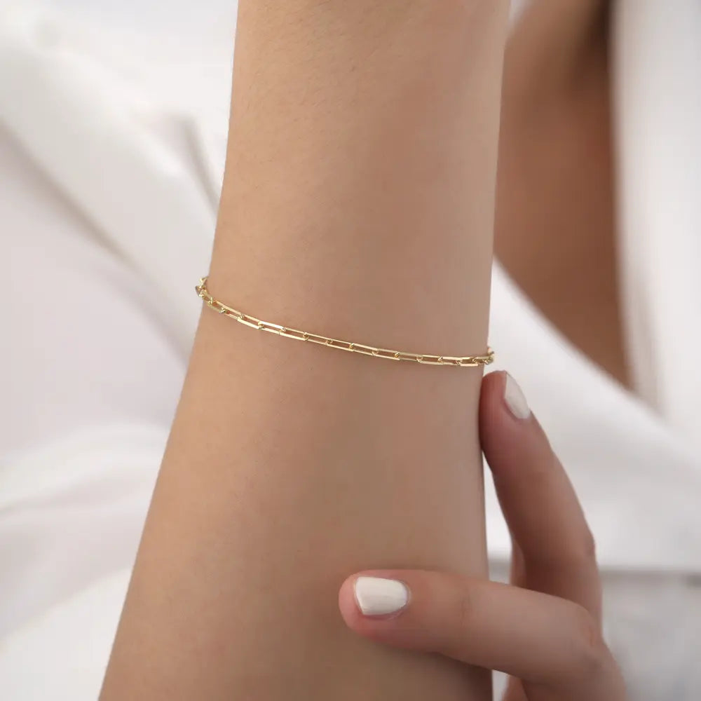 14K aukso segtuko grandinėlės apyrankė, sukurta kaip pagrindas kruopščiai atrinktai auksinių apyrankių kompozicijai