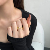 Bloom dobilo žiedas kampu, šilta 18K aukso danga ant 925 prabos sidabro ir dobilo motyvas. Loretana gaminys, rankų darbo Kaune.