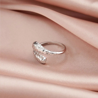 Hand model wearing the silver hammered double teardrop adjustable ring in 925 sterling silver with rhodium plating, open back visible behind the finger in soft daylight. Hallmarked Loretana piece, hand-finished in Kaunas.